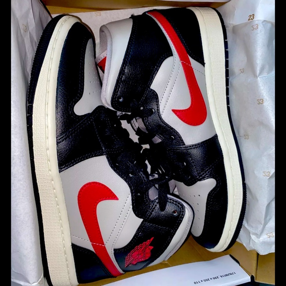 Air Jordan 1 Mid In his box